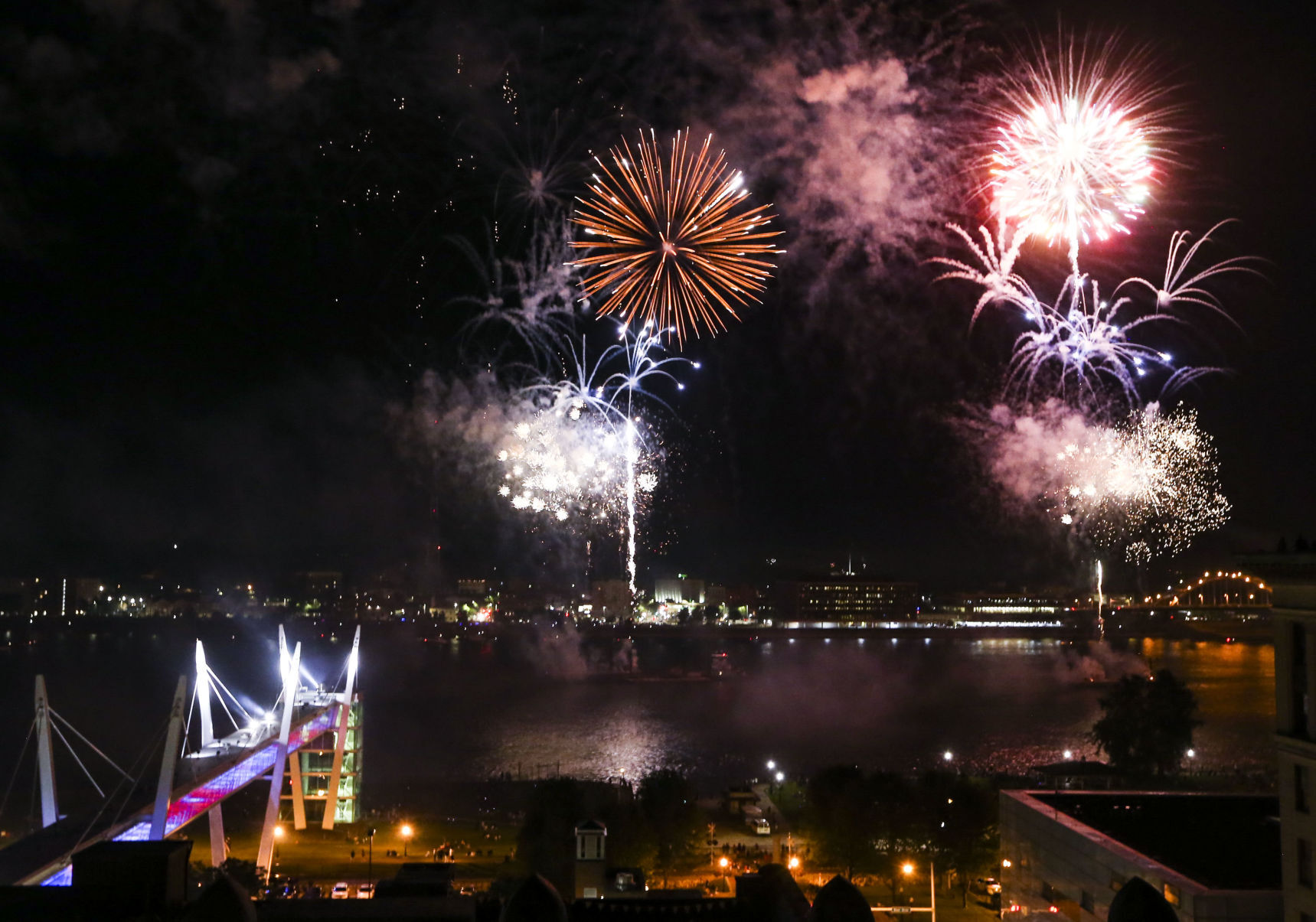 070321-qc-nws-fireworks-05.JPG